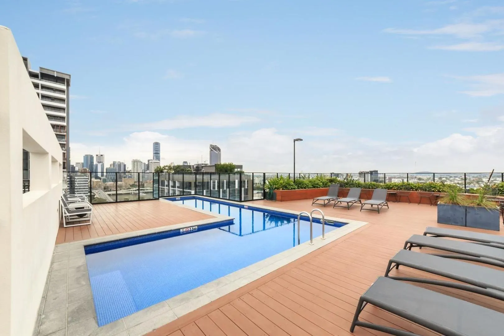 Stylish Fish Lane Apt With Roof Pool, Car Park And Gym Brisbane