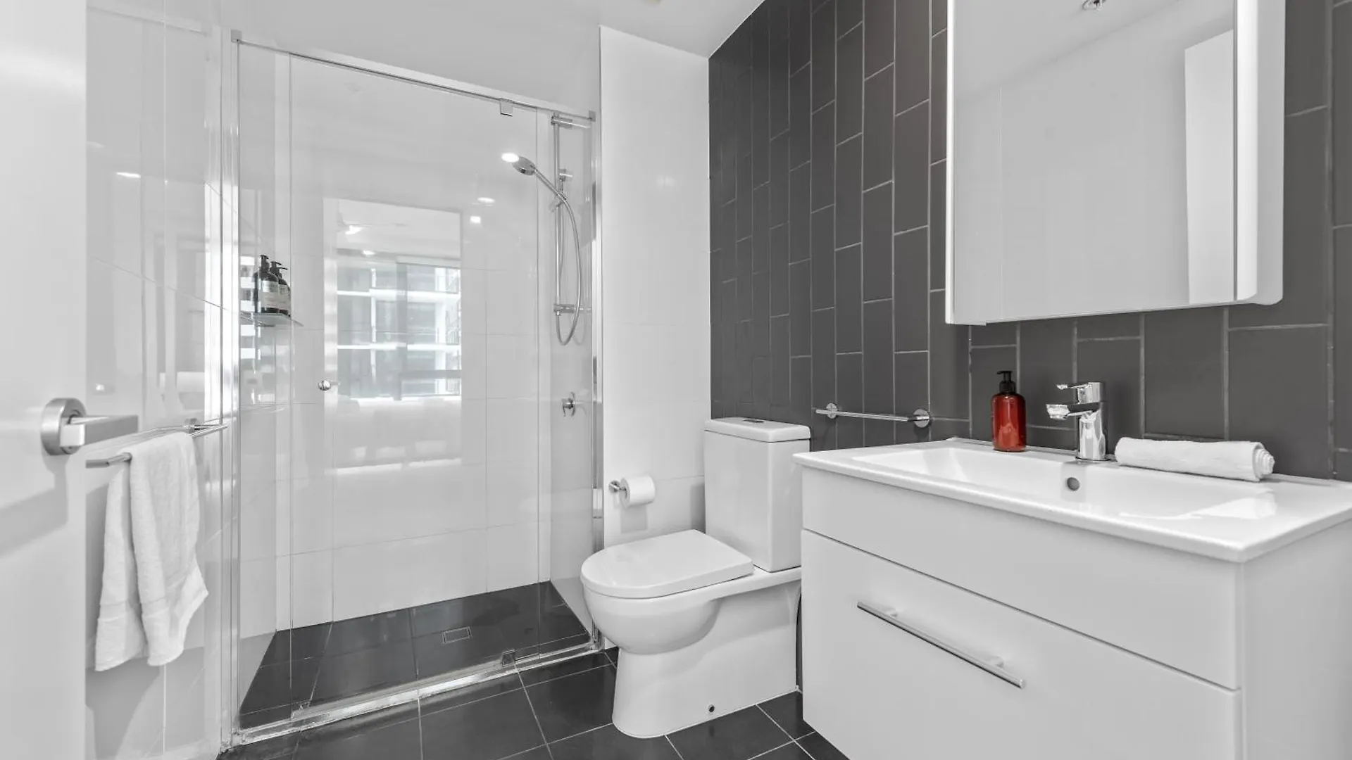 Stylish Fish Lane Apt With Roof Pool, Car Park And Gym Brisbane Australia